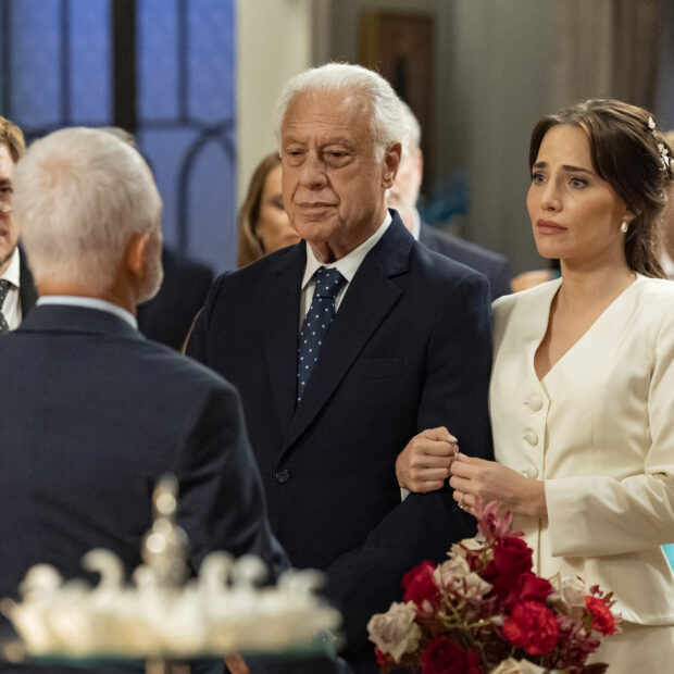 O casamento de Arthur Brandão terminou em tragédia, apagão e um corpo na calçada. Agora o Brasil inteiro quer descobrir quem matou o personagem de Antonio Fagundes. - Reprodução Globo/ Manoella Mello