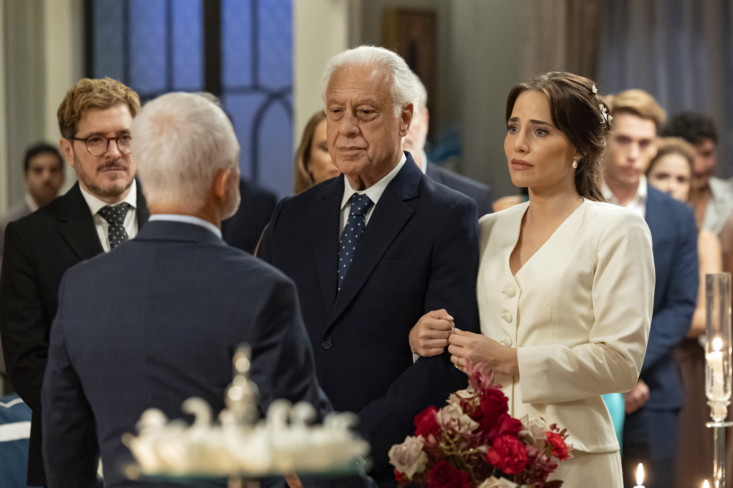 O casamento de Arthur Brandão terminou em tragédia, apagão e um corpo na calçada. Agora o Brasil inteiro quer descobrir quem matou o personagem de Antonio Fagundes. - Reprodução Globo/ Manoella Mello