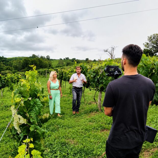 Tatiana Gizutu durante gravação na Vinícola Vinhos Fiorini, em Caconde (SP), em uma das edições do programa “Caminhos de Minas”( Divulgação Rede Mais).