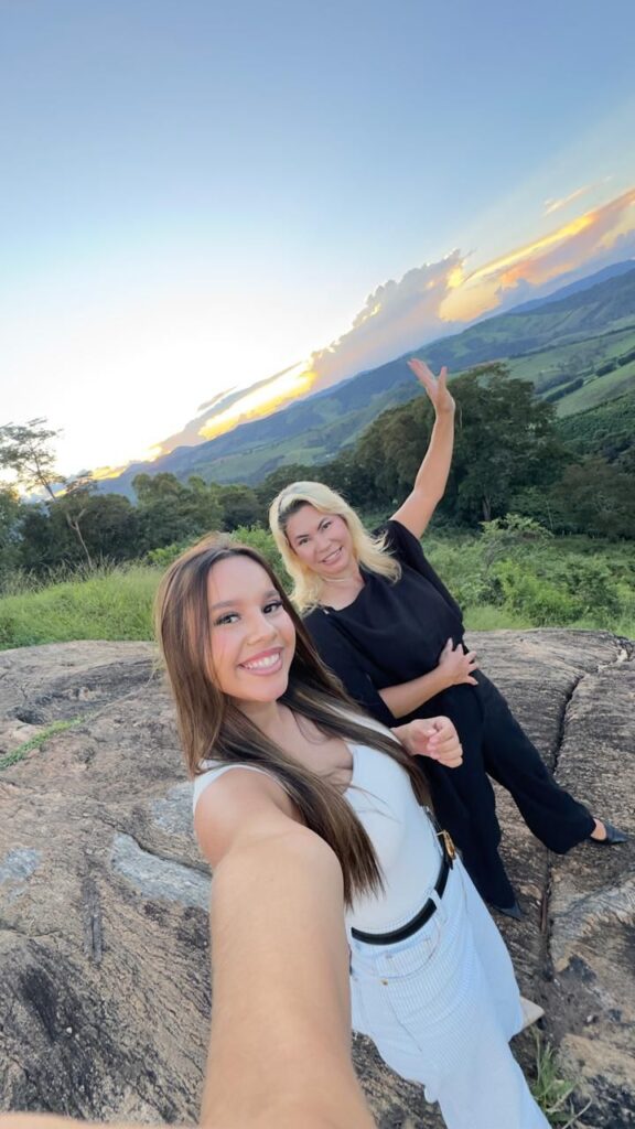 Tatiana Gizutu e a apresentadora Lara Gizuto durante gravação em São Lourenço (MG), em mais uma edição do programa “Caminhos de Minas” (arquivo pessoal).