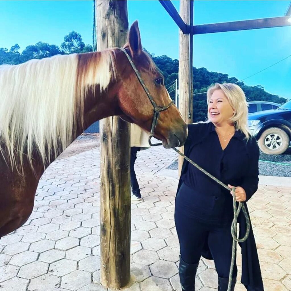 A apresentadora Tatiana Gizutu durante visita ao Haras Gonçalves, em Minas Gerais, em momento de interação com um dos cavalos do local (Divulgação Rede Mais).
