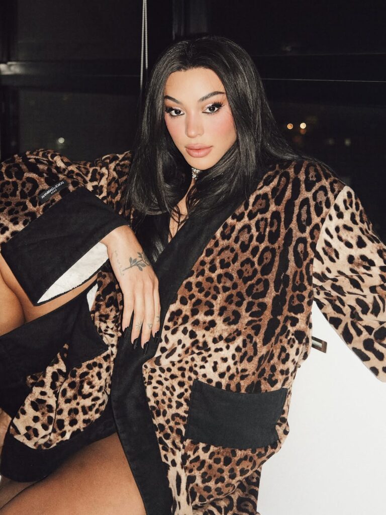 Celebrando 10 anos de carreira, Pabllo Vittar promete transformar a Parada LGBT+ em um dos maiores shows da Avenida Paulista com hits que marcaram uma geração.  - Reprodução