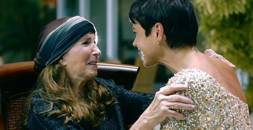 Dona Alda se emocionou ao ver Xuxa de cabelos escuros e disse: “Nasceu minha filha morena”