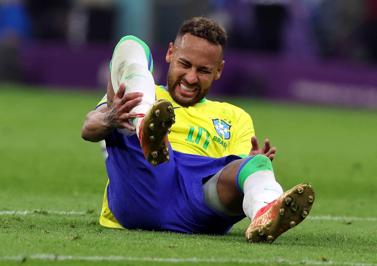 Neymar seguirá em tratamento com a Seleção após diagnóstico de lesão grau 2 na panturrilha direita