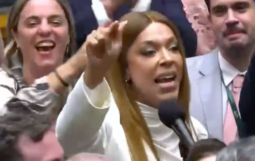 A sessão sobre o fim da escala 6x1 virou barraco político após Erika Hilton resgatar um antigo vídeo de André Fernandes ensinando depilação íntima na internet. - Reprodução
