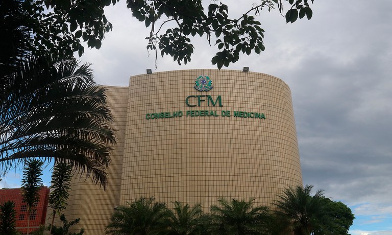 CFM diz querer trabalhar com a Anvisa para banir PMMA do mercado