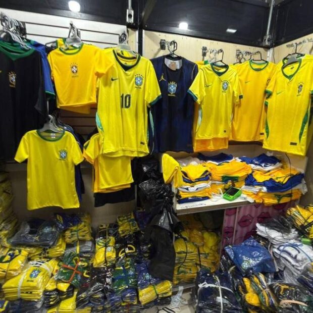 polícia apreende camisas de seleções e figurinhas