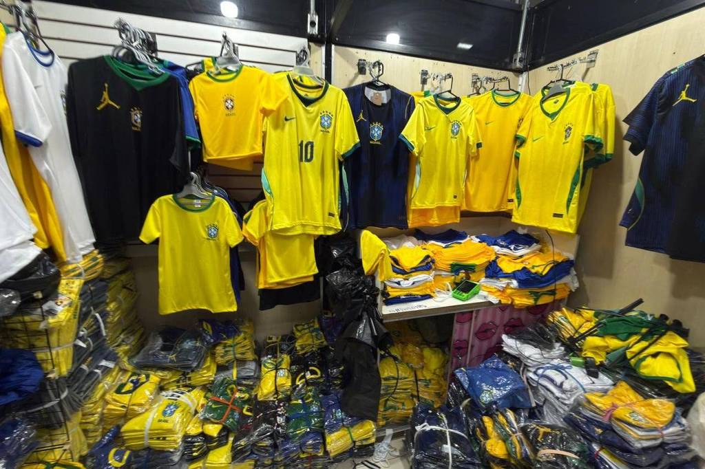 polícia apreende camisas de seleções e figurinhas