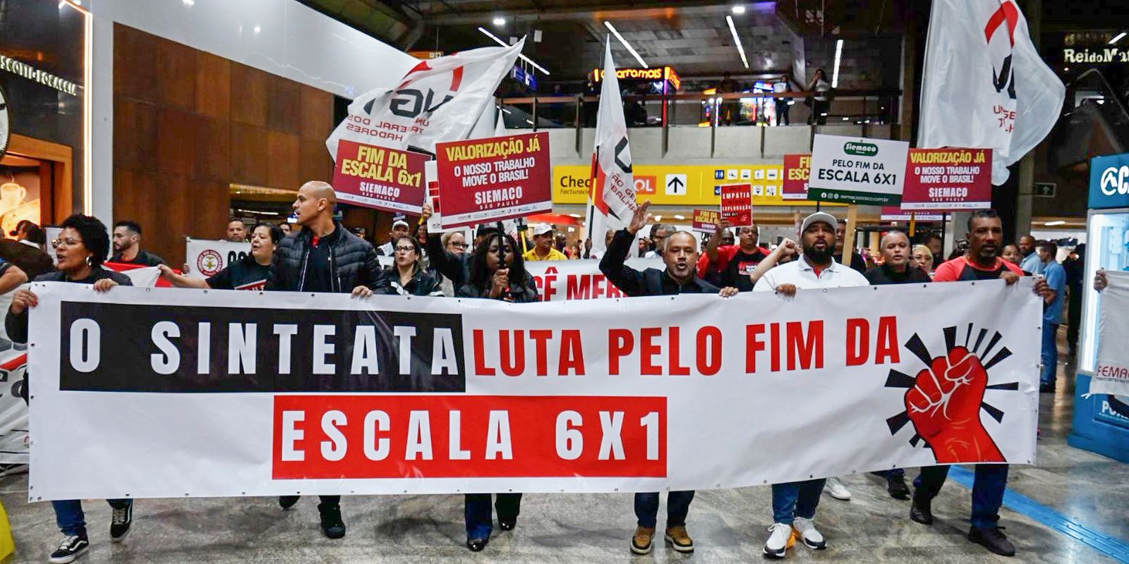 manifestacao no aeroporto de guarulhos pede fim da escala 6x1