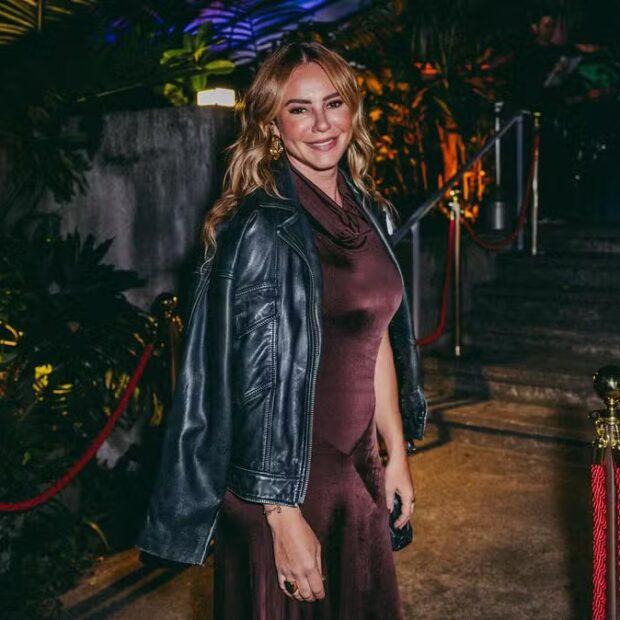 Paolla Oliveira apostou em vestido de veludo marrom para evento da Disney+