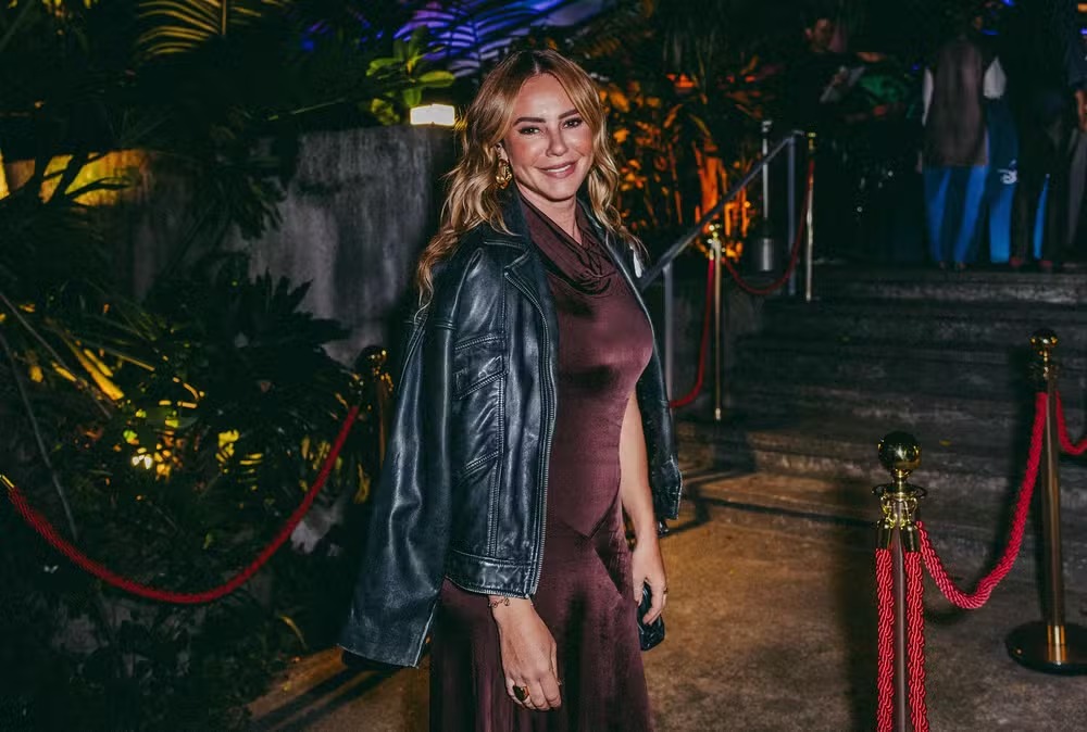 Paolla Oliveira apostou em vestido de veludo marrom para evento da Disney+