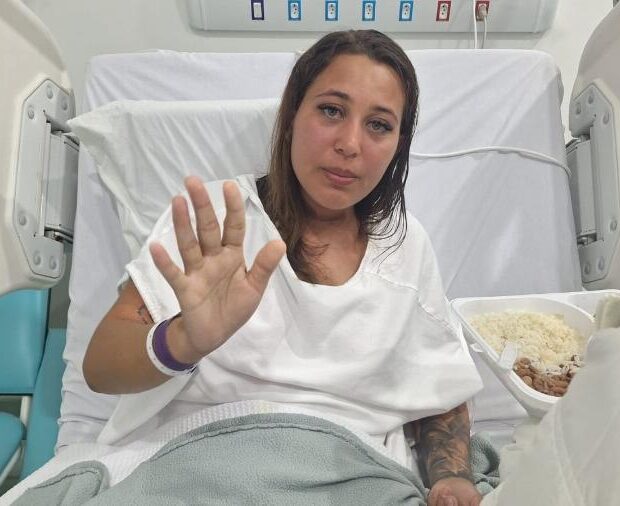 mulher resgatada após 2 dias à deriva recebe alta do hospital