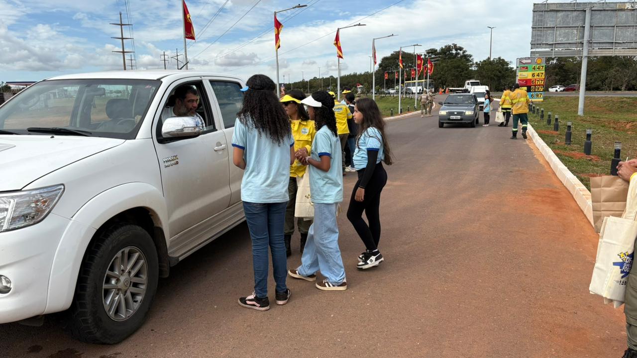 Blitz no Jardim Botânico orienta motoristas sobre incêndios florestais