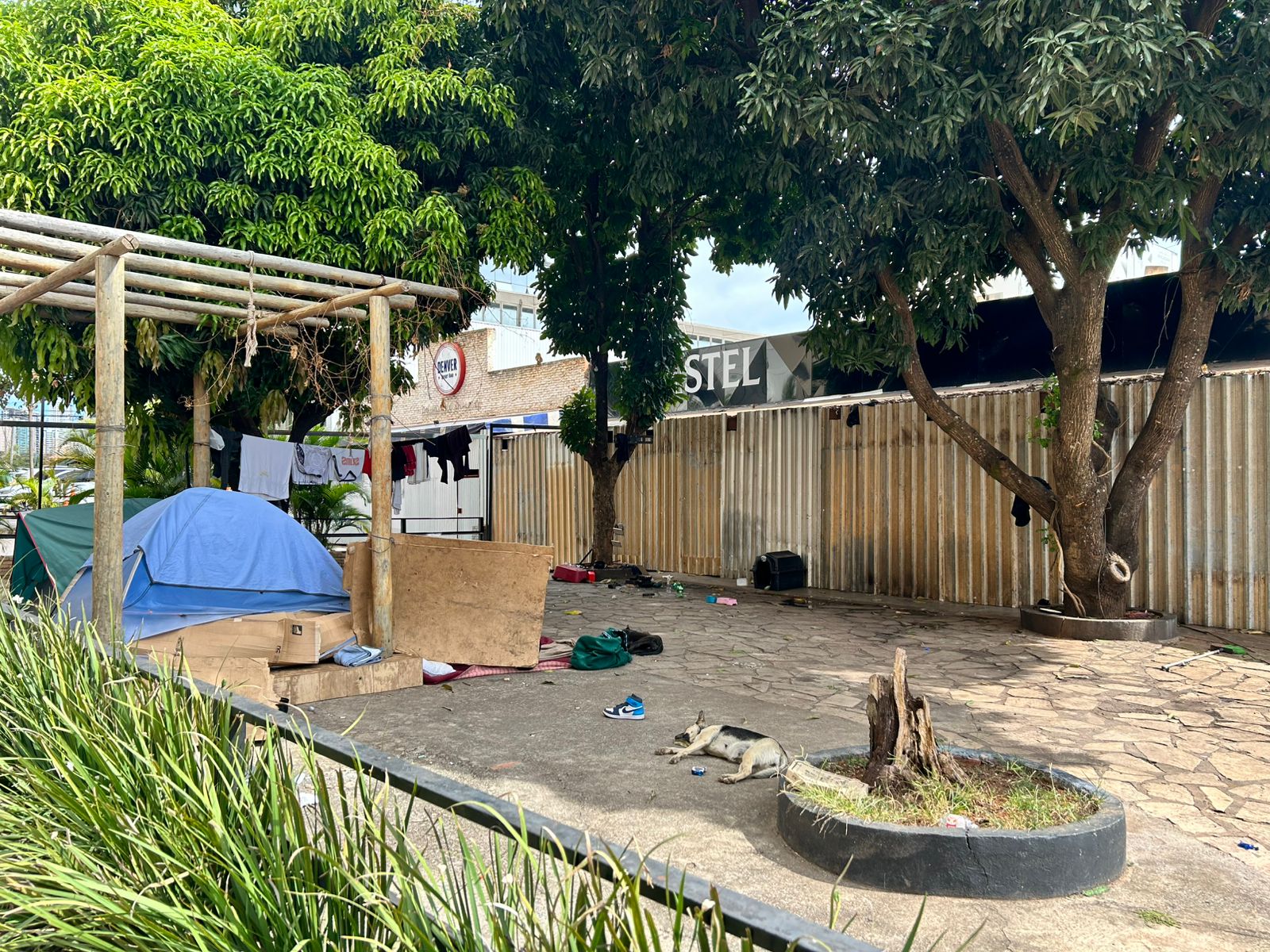 Moradores relatam insegurança com ocupação de pessoas em situação de rua em quadra de Águas Claras