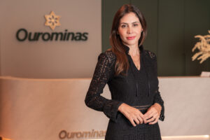 A Ourominas vem transformando a forma como brasileiros investem em ouro ao permitir a compra online com entrega física diretamente na casa do cliente