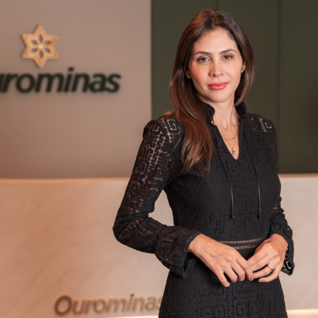 A Ourominas vem transformando a forma como brasileiros investem em ouro ao permitir a compra online com entrega física diretamente na casa do cliente