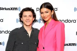 Zendaya e Tom Holland seguem alimentando rumores de casamento, enquanto fãs analisam cada aparição pública do casal.
