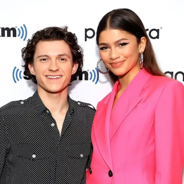 Zendaya e Tom Holland seguem alimentando rumores de casamento, enquanto fãs analisam cada aparição pública do casal.