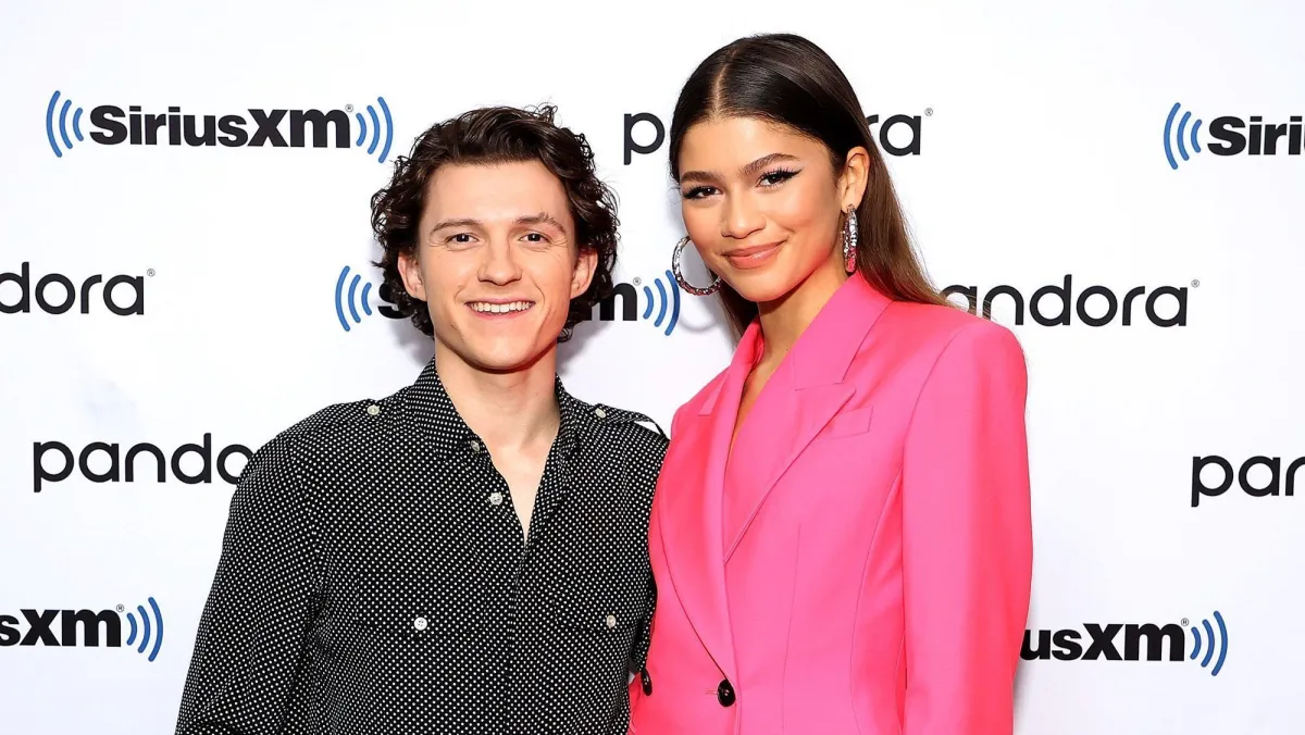 Zendaya e Tom Holland seguem alimentando rumores de casamento, enquanto fãs analisam cada aparição pública do casal.