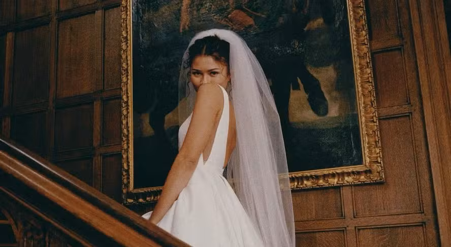 Uma aliança, declarações discretas e muito mistério: Zendaya continua sem confirmar oficialmente os rumores sobre um possível casamento com Tom Holland.
