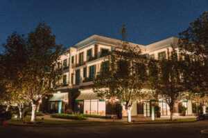O CJ Boa Vista Village, da JHSF, estreia em Porto Feliz reunindo marcas como Louis Vuitton, Brunello Cucinelli e Chloé.