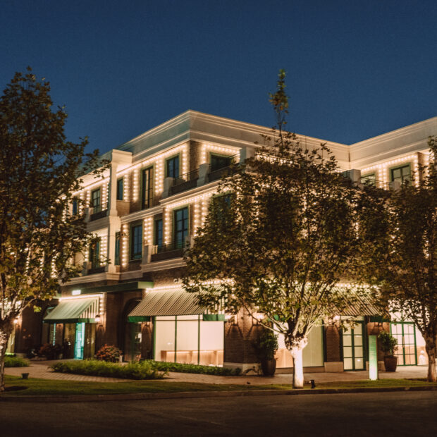 O CJ Boa Vista Village, da JHSF, estreia em Porto Feliz reunindo marcas como Louis Vuitton, Brunello Cucinelli e Chloé.