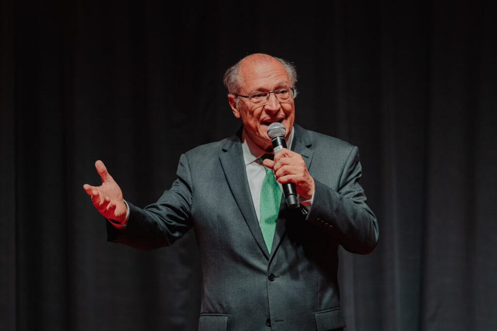 De pioneiro da internet brasileira a referência em jornalismo, tecnologia e conteúdo digital, o UOL celebrou 30 anos reunindo nomes como Geraldo Alckmin, Eduardo Leite e Ney Matogrosso em uma noite histórica na Bienal de São Paulo