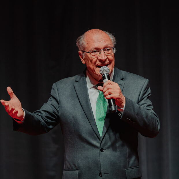 De pioneiro da internet brasileira a referência em jornalismo, tecnologia e conteúdo digital, o UOL celebrou 30 anos reunindo nomes como Geraldo Alckmin, Eduardo Leite e Ney Matogrosso em uma noite histórica na Bienal de São Paulo