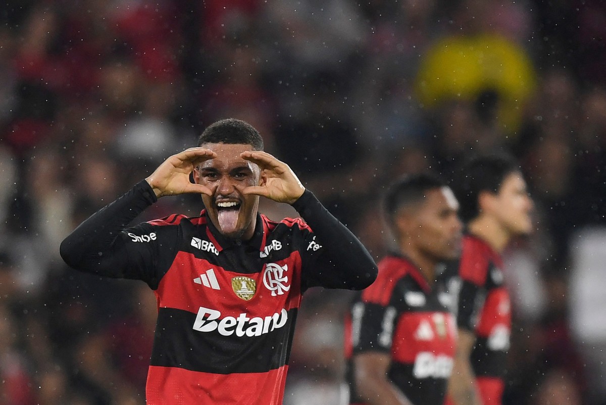 Flamengo supera desfalques, vence Coritiba e seca Palmeiras antes da Copa