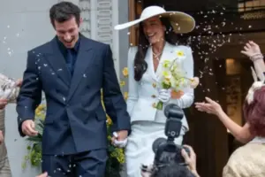 Callum Turner e Dua Lipa: casamento discreto em Londres (Ryan Collins/Reprodução)