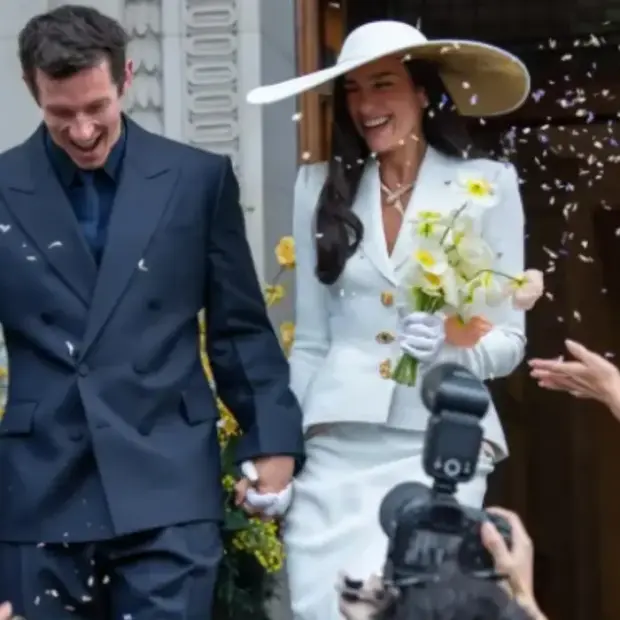 Callum Turner e Dua Lipa: casamento discreto em Londres (Ryan Collins/Reprodução)