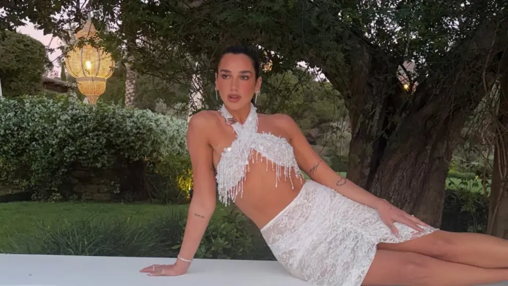 Dua Lipa já assinou os papéis em Londres, mas a celebração dos sonhos ainda está por vir. E o cenário escolhido parece saído de um filme.