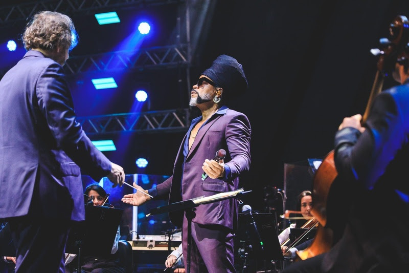A força dos tambores de Carlinhos Brown encontra a grandiosidade da Orquestra Ouro Preto em um álbum que promete emocionar fãs da música brasileira de todas as gerações. - (Crédito Lucas Leawry)