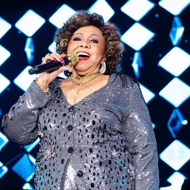 Alcione explicou que o erro durante o hino nacional no Maracanã aconteceu por causa de delay no retorno de áudio, durante a apresentação ao lado de Belo.