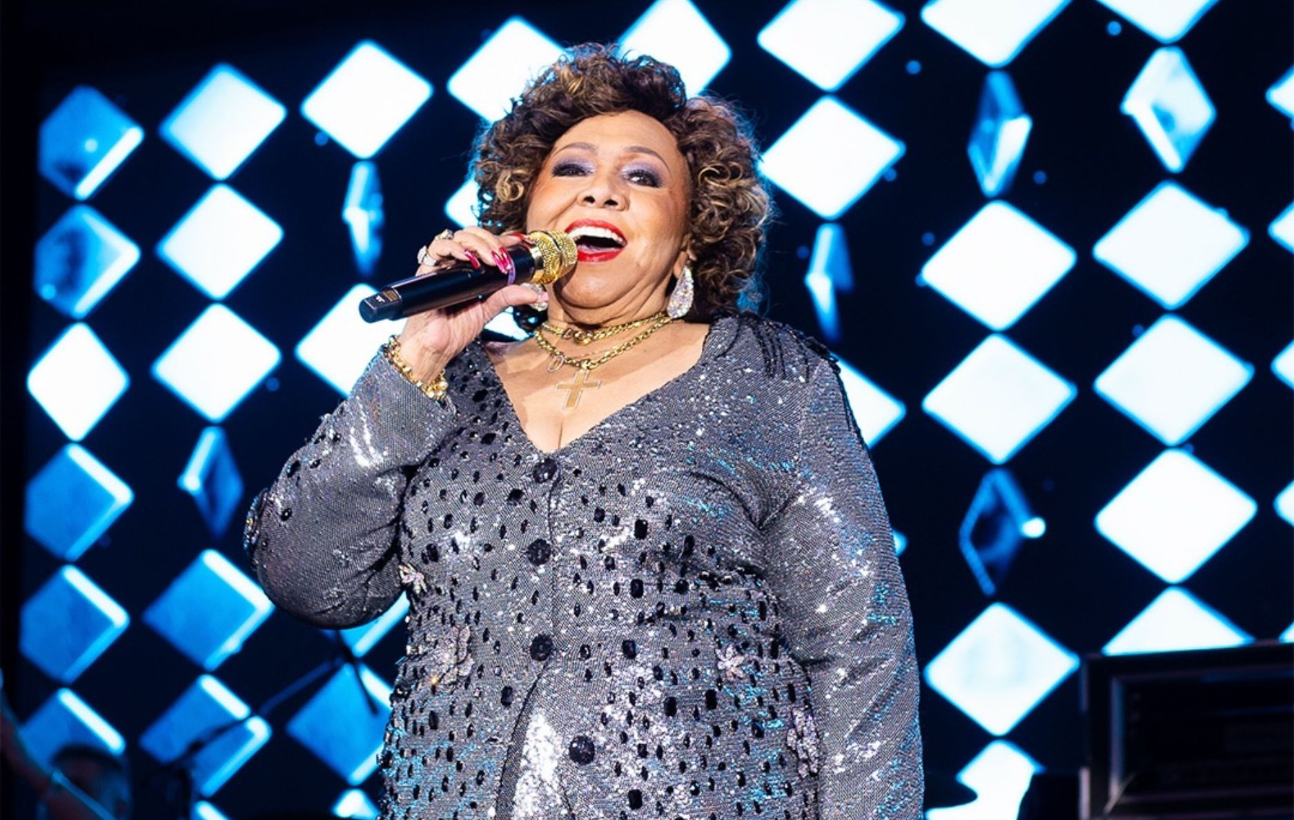 Alcione explicou que o erro durante o hino nacional no Maracanã aconteceu por causa de delay no retorno de áudio, durante a apresentação ao lado de Belo.