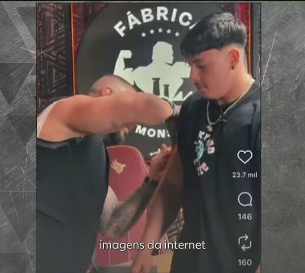Léo Stronda apareceu aplicando uma injeção em Gabriel Ganley em vídeo exibido pelo “Fantástico”