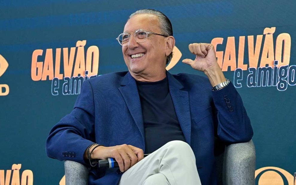A voz de inúmeras gerações está de volta ao radar da Copa. Galvão Bueno recebeu alta hospitalar e segue focado no retorno às transmissões esportivas.