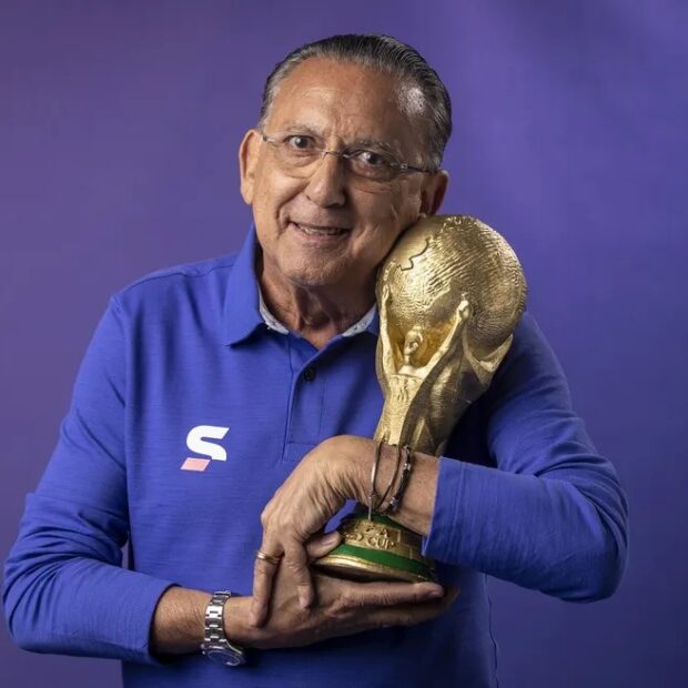Após cirurgia para corrigir uma hérnia de disco, Galvão Bueno recebeu alta e já iniciou a preparação para a cobertura da Copa do Mundo de 2026.
