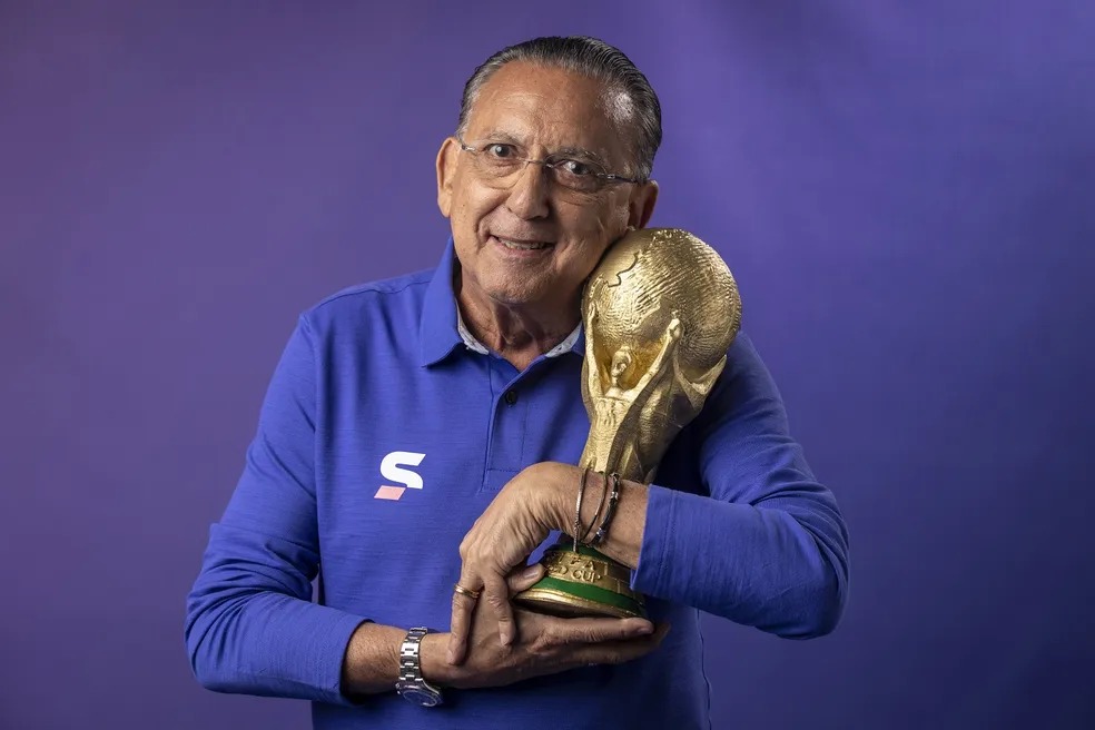 Após cirurgia para corrigir uma hérnia de disco, Galvão Bueno recebeu alta e já iniciou a preparação para a cobertura da Copa do Mundo de 2026.