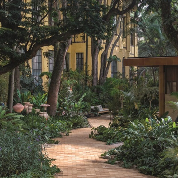 Da Terra ao Solo, praça criada por Maria Fernanda Marques Paisagismo, integra arquitetura histórica, vegetação nativa no coração da mostra. Créditos: Roberta Gewehr