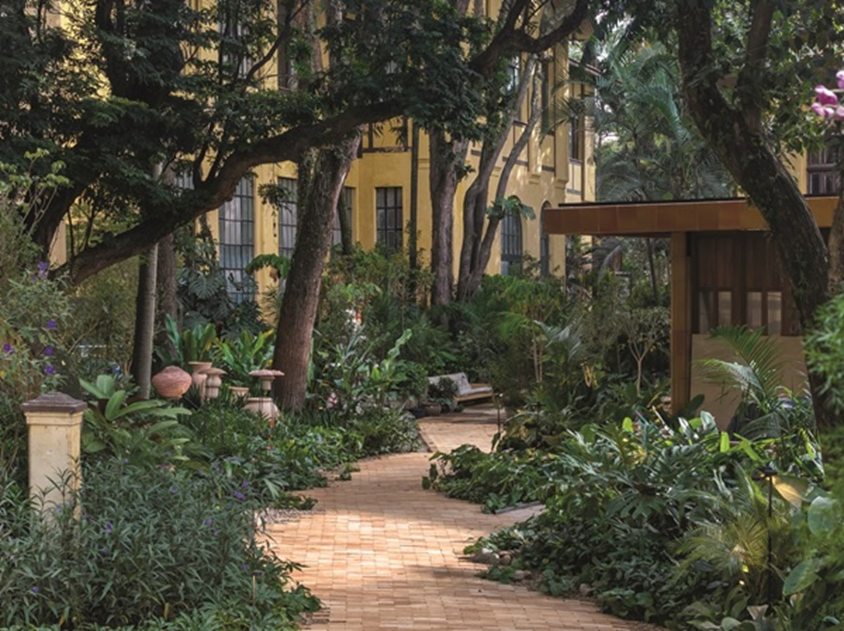 Da Terra ao Solo, praça criada por Maria Fernanda Marques Paisagismo, integra arquitetura histórica, vegetação nativa no coração da mostra. Créditos: Roberta Gewehr