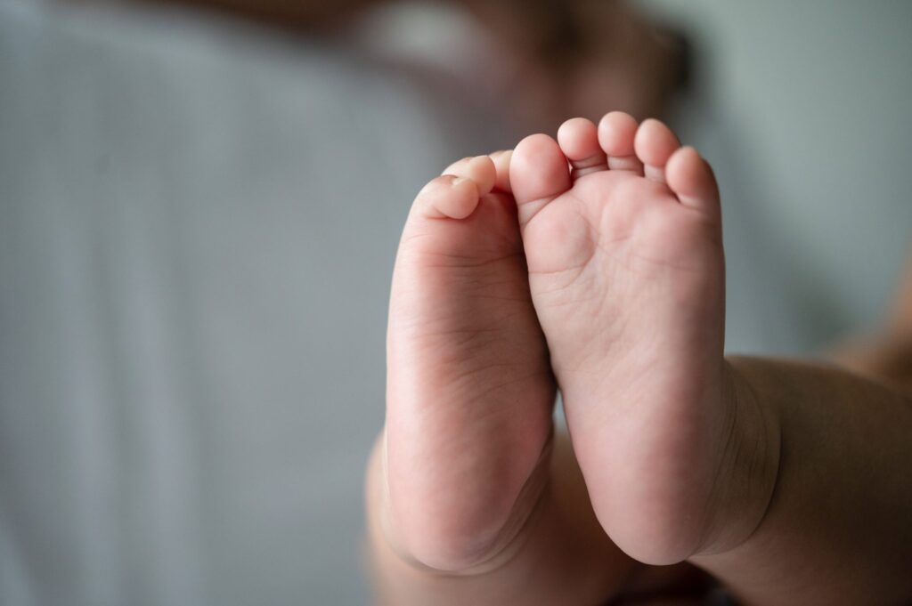 Exame de triagem neonatal permite o diagnóstico precoce de doenças graves e potencialmente incapacitantes (Divulgação/SBTEIM).