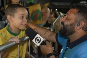 Uma criança, uma pergunta simples e uma resposta que viralizou em minutos. Ao ser questionado sobre o destaque da Seleção Brasileira, o menino escolheu Lucas Paquetá e ainda disparou sobre Neymar: “Só fica caindo quando pega a bola”.