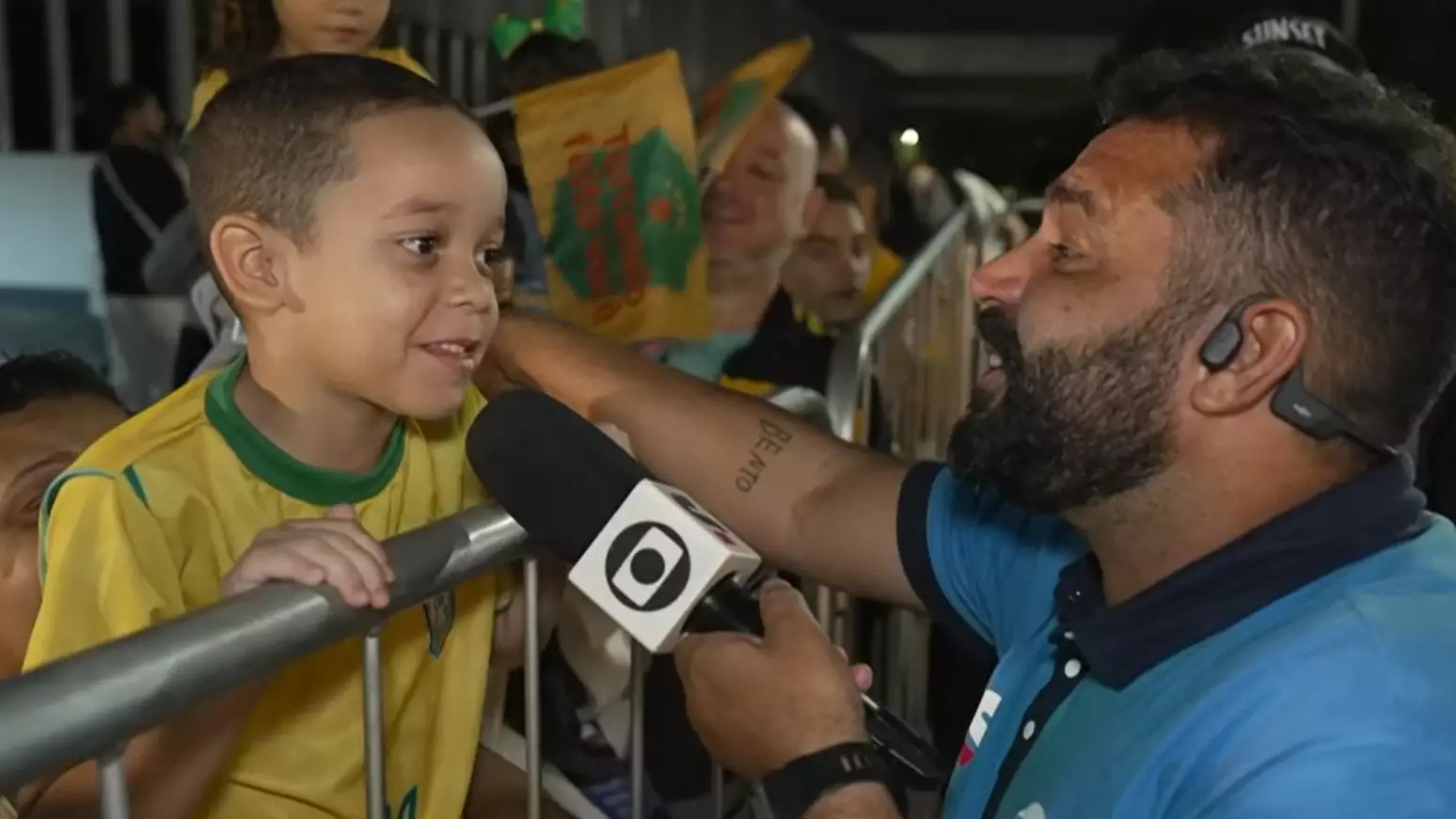 Uma criança, uma pergunta simples e uma resposta que viralizou em minutos. Ao ser questionado sobre o destaque da Seleção Brasileira, o menino escolheu Lucas Paquetá e ainda disparou sobre Neymar: “Só fica caindo quando pega a bola”.