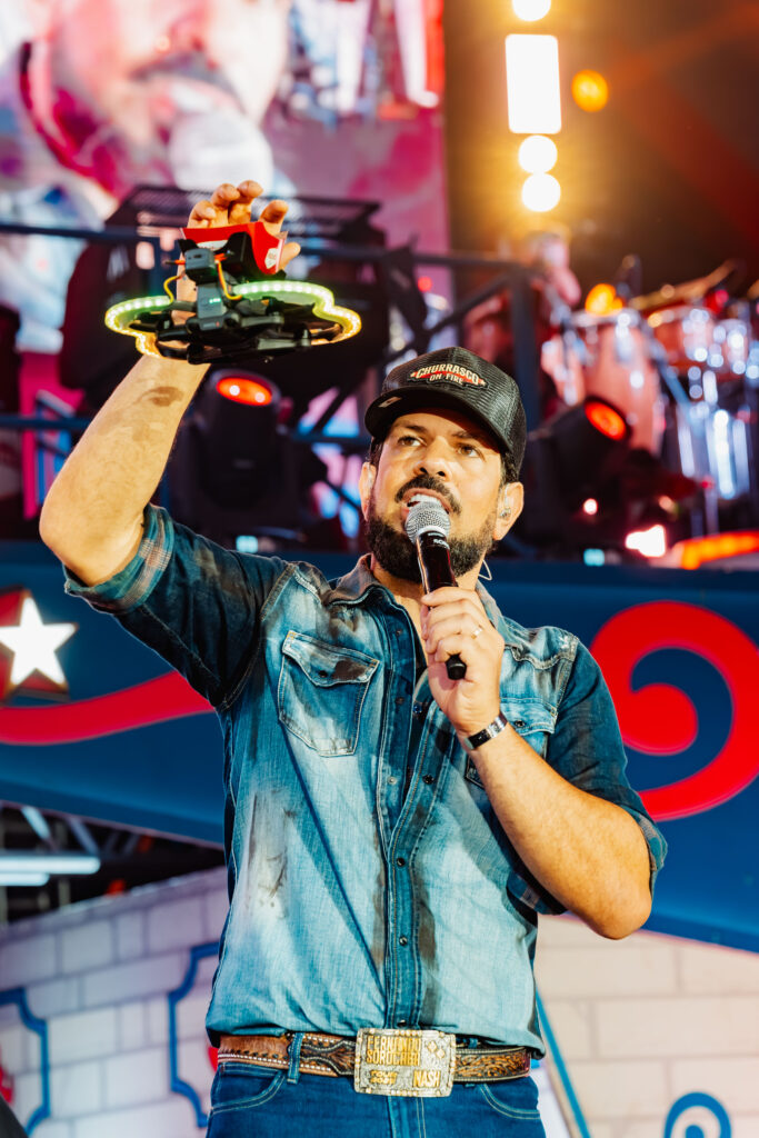 Picanha, brisket, costela fogo de chão, arroz carreteiro ao vivo e um show exclusivo de Fernando & Sorocaba. O Churrasco On Fire chega pela primeira vez a Goiânia e promete uma experiência inesquecível - Foto: Doug Velloso