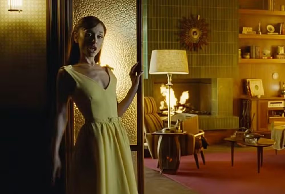 Cantora usa vestido amarelo em vídeo com atmosfera sombria e referências a filmes de suspense

