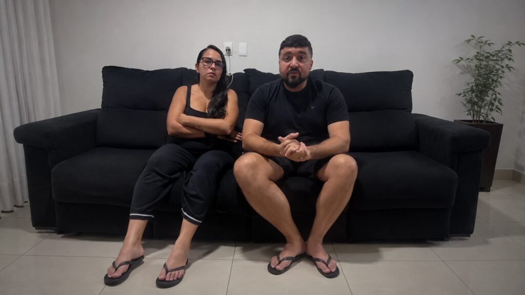 Homem apareceu ao lado da mulher durante gravação publicada nas redes sociais

