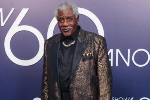 Aos 96 anos, Tony Tornado decidiu desacelerar. O veterano pediu para deixar o elenco da nova novela da Globo e optou por projetos mais curtos. Uma escolha que merece respeito.