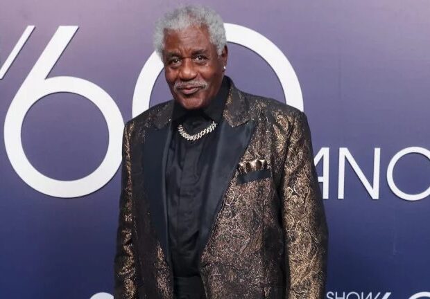 Aos 96 anos, Tony Tornado decidiu desacelerar. O veterano pediu para deixar o elenco da nova novela da Globo e optou por projetos mais curtos. Uma escolha que merece respeito.