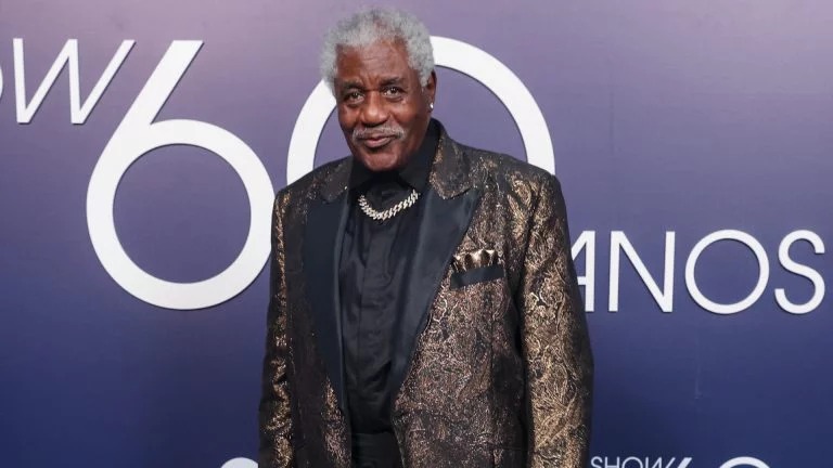 Aos 96 anos, Tony Tornado decidiu desacelerar. O veterano pediu para deixar o elenco da nova novela da Globo e optou por projetos mais curtos. Uma escolha que merece respeito.